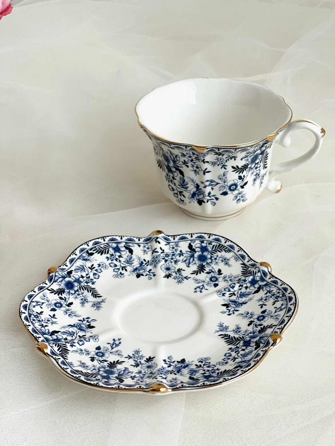 Taza de café de cerámica blanca de la flor azul elegante de la Corte Europea, taza de café de cerámica para el hogar, taza de té de la tarde exquisita, 250ml