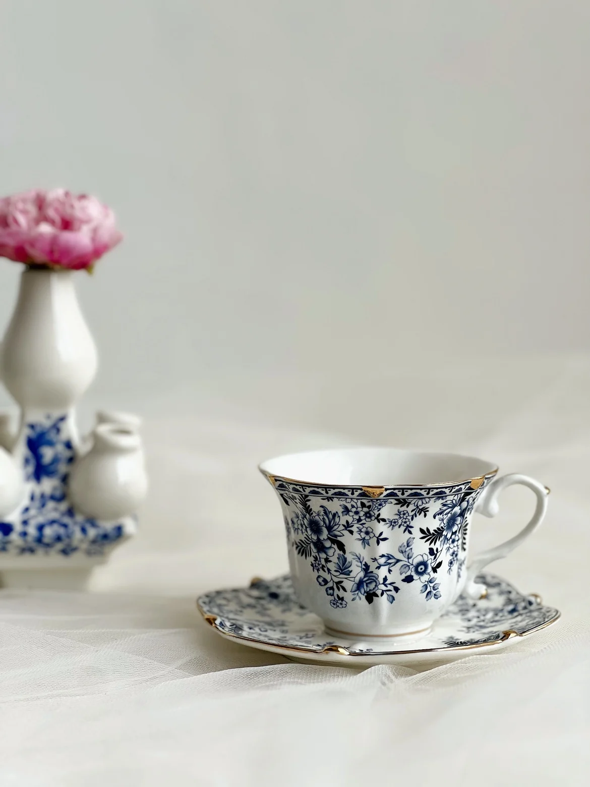 Taza de café de cerámica blanca de la flor azul elegante de la Corte Europea, taza de café de cerámica para el hogar, taza de té de la tarde exquisita, 250ml