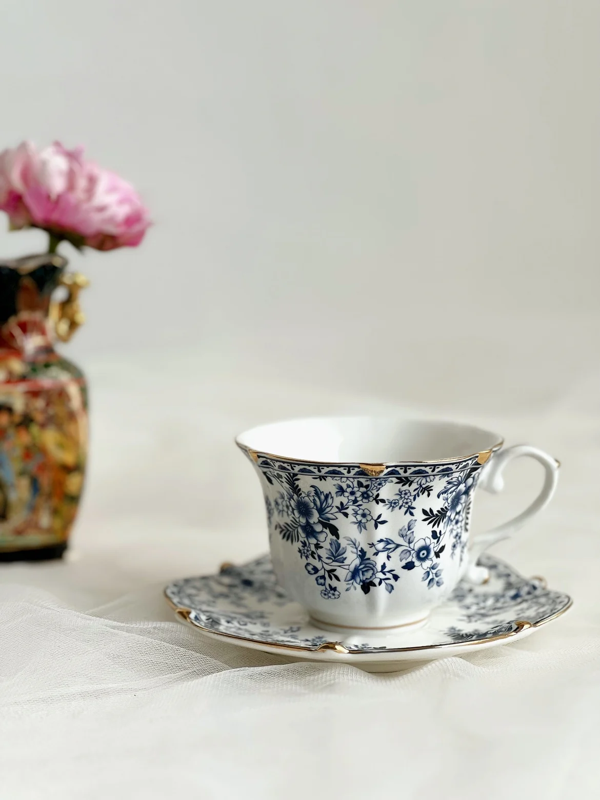 Taza de café de cerámica blanca de la flor azul elegante de la Corte Europea, taza de café de cerámica para el hogar, taza de té de la tarde exquisita, 250ml