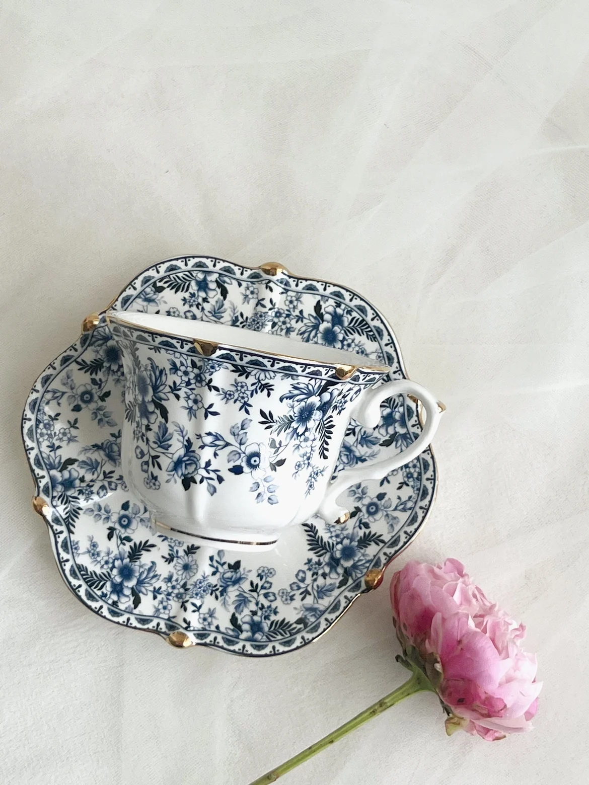 Taza de café de cerámica blanca de la flor azul elegante de la Corte Europea, taza de café de cerámica para el hogar, taza de té de la tarde exquisita, 250ml