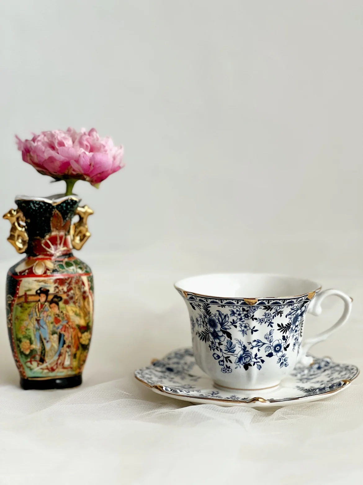 Taza de café de cerámica blanca de la flor azul elegante de la Corte Europea, taza de café de cerámica para el hogar, taza de té de la tarde exquisita, 250ml