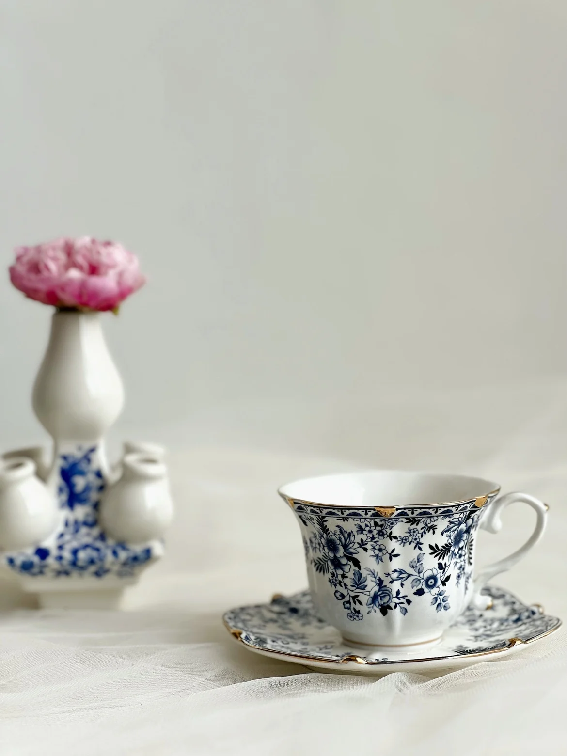 Taza de café de cerámica blanca de la flor azul elegante de la Corte Europea, taza de café de cerámica para el hogar, taza de té de la tarde exquisita, 250ml