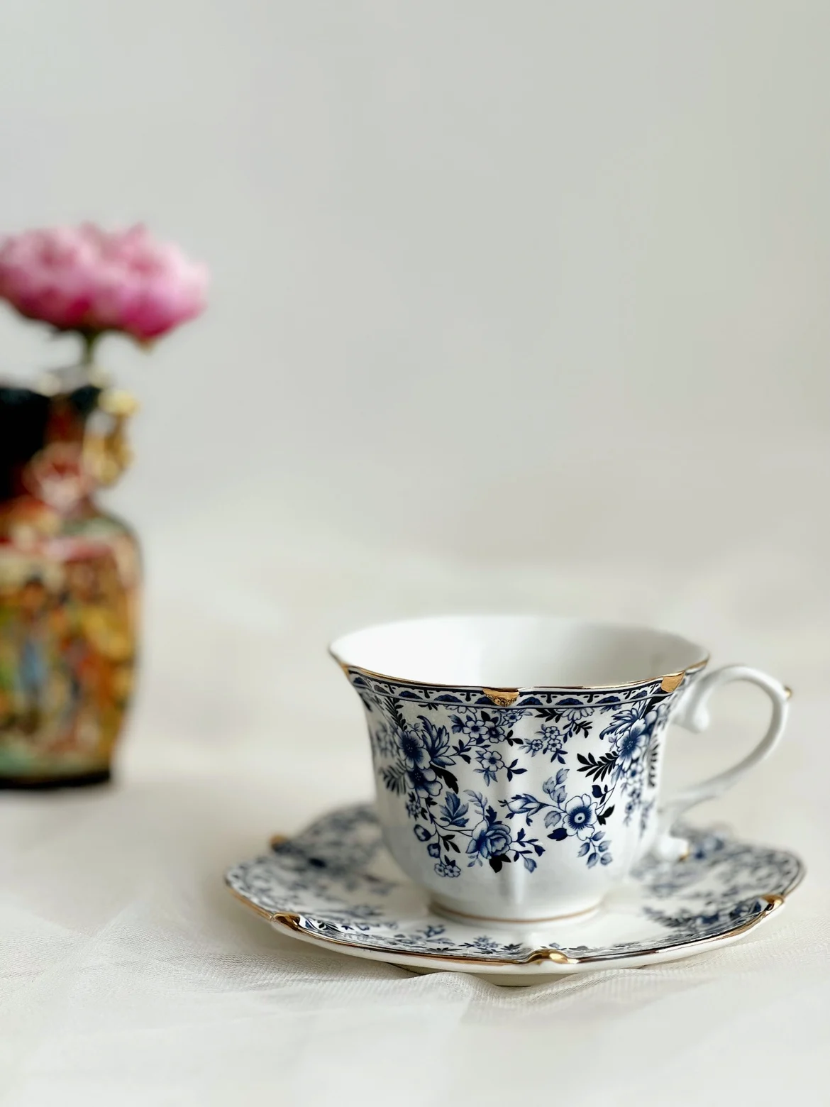 Taza de café de cerámica blanca de la flor azul elegante de la Corte Europea, taza de café de cerámica para el hogar, taza de té de la tarde exquisita, 250ml