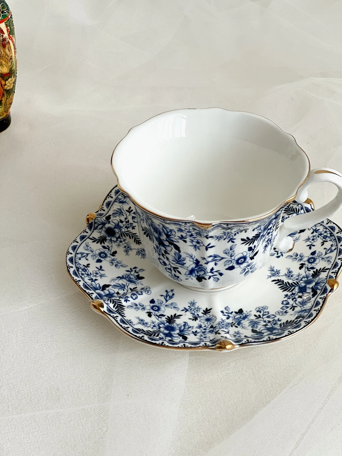 Taza de café de cerámica blanca de la flor azul elegante de la Corte Europea, taza de café de cerámica para el hogar, taza de té de la tarde exquisita, 250ml